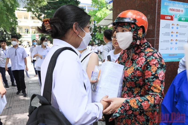 Thí sinh kỳ thi vào lớp 10 của Hà Nội. Ảnh: THÀNH ĐẠT