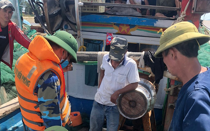 Lực lượng chức năng kiểm tra các phương tiện