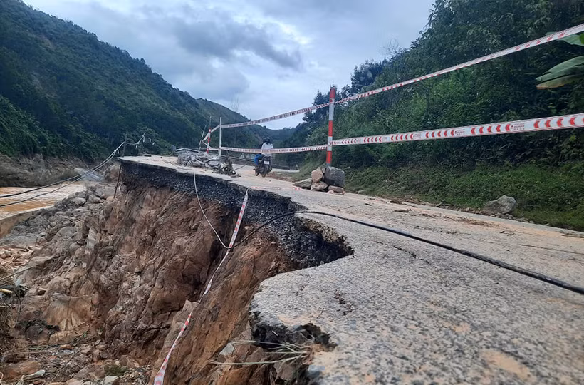 Tuyến đường ĐT.606 bị sạt lở gây ách tắc giao thông