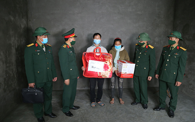 Chỉ huy Đoàn Kinh tế-Quốc phòng 356 (Quân khu 2) tặng quà gia đình anh Tẩn Vần Sâu, bản Gia Khâu, xã Sì Lở Lầu, huyện Phong Thổ, tỉnh Lai Châu trong ngày về nhà mới.