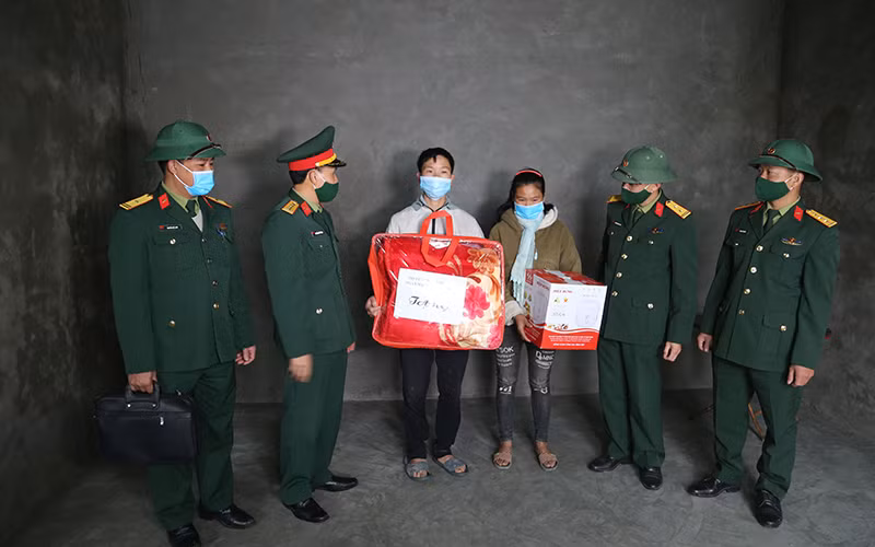 Chỉ huy Đoàn Kinh tế-Quốc phòng 356 (Quân khu 2) tặng quà gia đình anh Tẩn Vần Sâu, bản Gia Khâu, xã Sì Lở Lầu, huyện Phong Thổ, tỉnh Lai Châu trong ngày về nhà mới.