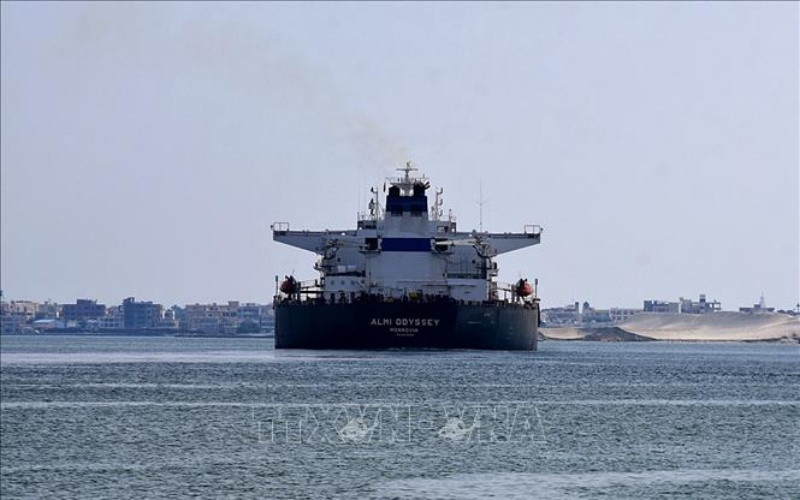 Tàu hàng di chuyển qua kênh đào Suez, Ai Cập ngày 30/3/2021. (Ảnh: AFP/TTXVN)