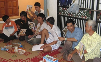 Một buổi tuyên truyền về HIV/AIDS
của nhóm tình nguyện viên ngư dân
phường Vạn Hương, Đồ Sơn.