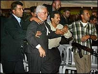 Các vệ sĩ đang bảo vệ ông Abbas