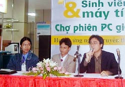 Ba thành viên quản trị diễn đàn <Br>an ninh mạng tại buổi giao lưu <br>với sinh viên.