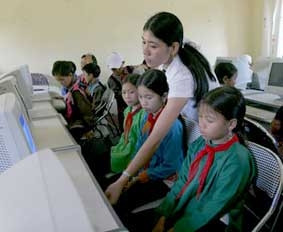 Giờ học vi tính của học sinh Trường dân tộc
nội trú Mường Khương (huyện Mường
Khương, Lào Cai).