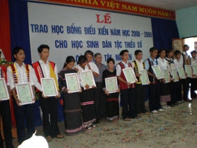Kon Tum: Trao học bổng Điểu Xiển cho học sinh dân tộc Tây Nguyên