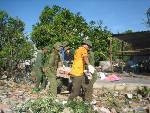 Bộ đội biên phòng giúp gia đình chị Tuyết, huyện Long Điền dọn dẹp nhà cửa.