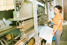 Hộ gia đình anh Nguyễn Văn Lư xóm Chiến
Thắng, Vạn Phúc (Hà Đông, Hà Nội) đầu tư
6 khung cửu dệt vải lụa, đạt chất lượng