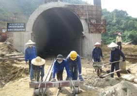 Thi công đường hầm số 13.