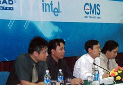 Đại diện Liên minh máy tính Thánh Gióng
trong buổi họp báo.