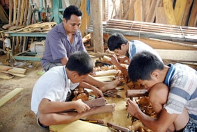 Anh Nguyễn Ngọc Vân dạy các em học viên
chạm trổ sản phẩm mỹ nghệ.
