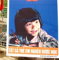 Bức tranh cổ động treo tại triển lãm Việt Nam - 20 năm đổi mới.