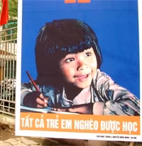 Bức tranh cổ động treo tại triển lãm Việt Nam - 20 năm đổi mới.