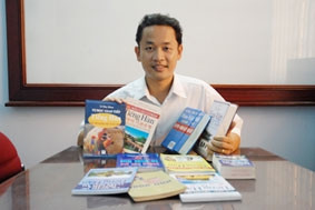 Lê Huy Khoa và một số ấn phẩm của anh.