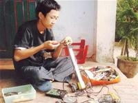 Sau giờ học, Chỉnh say sưa
với niềm đam mê robot.