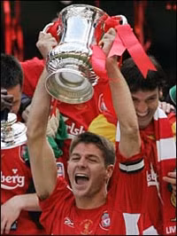 Đội trưởng Gerrard cùng đồng đội nâng cao chiếc Cúp vô địch.