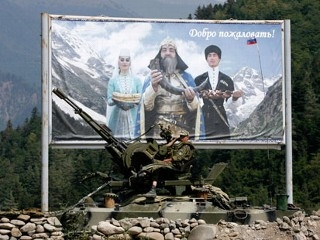 Xe tăng Nga đi qua tấm biển "Chào mừng" ở Nam Ossetia (ảnh: Reuters).