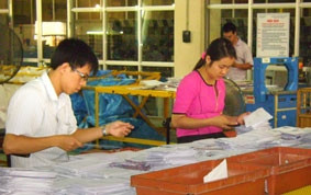 Chia chọn thư tại Trung tâm khai thác,
vận chuyển (Bưu điện TP Hà Nội).