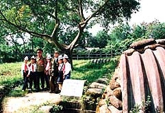 Những cựu chiến binh Điện Biên Phủ
cùng các cháu thiếu nhi thăm khu di tích
tập đoàn cứ điểm Điện Biên Phủ.