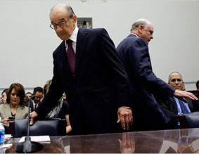 Cựu Chủ tịch FED Alan Greenspan, và
cựu Bộ trưởng Tài chính John Snow tại
buổi điều trần trước QH hôm 23-10.