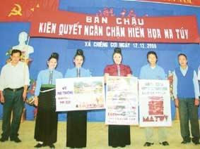 Chính quyền và Hội Phụ nữ Bản Châu,
xã Chiềng Cơi, thị xã Sơn la phát động
phong trào phòng, chống tội phạm.