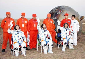 Ba nhà du hành vũ trụ Trung Quốc
đã thực hiện thành công chuyến bay
lịch sử trên tàu Thần Châu VII.
(Ảnh Tân Hoa xã).