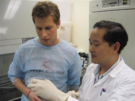 TS Phan Toàn Thắng (phải) trong
phòng thí nghiệm tại Singapore.