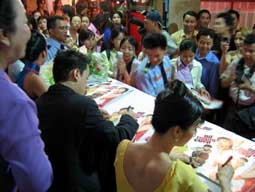 Lam Trường và Mỹ Duyên ký tặng <BR>khán giả trong buổi trình chiếu phim <BR>Nữ tướng cướp