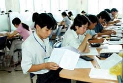 Các sinh viên tự nghiên cứu<br>thực hiện các đề tài<br>luận văn tốt nghiệp.