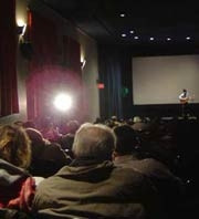 Khán phòng trong buổi<br>chiếu phim và thuyết trình.