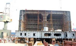 Kho nổi chứa xuất dầu FSO - 5 trên
đà trượt cao hơn một tòa nhà sáu tầng.