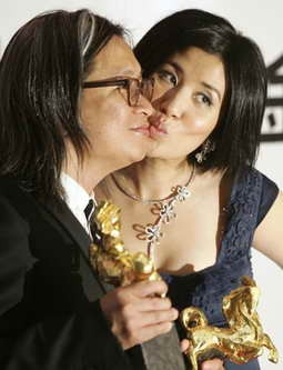 Vợ chồng đạo diễn Trần Khả Tân nhận giải Kim Mã.