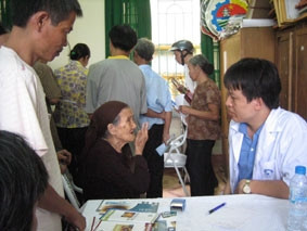 Các bác sĩ Bệnh viện Mắt Trung ương<br>khám cho người dân xã Dân Chủ, Hòa Bình