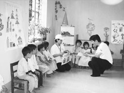 Norie (bên trái) và Moriyama
cùng các em nhỏ Trường mầm
non xã Hoằng Xuân.