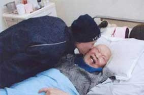 Nhà thơ Huy Cận trên giường bệnh
ba ngày trước khi mất.