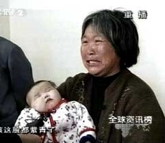 Một em bé đi cấp cứu tại Bệnh viện
TP Phúc Dương do ảnh hưởng
của sữa bột chất lượng thấp.