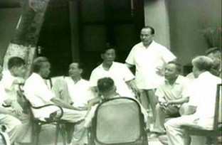 Các đồng chí trong Bộ Chính trị T.Ư Đảng đang thảo luận về tình hình sức khỏe của Bác Hồ bên ngoài ngôi nhà H67 cuối t