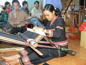 Hàng thủ công và thổ cẩm của
các làng nghề ở Tây Nguyên.