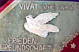 Chim bồ câu ép do Đại sứ quán nước CHDC Đức tại Việt Nam tặng Chủ tịch Hồ Chí Minh nhân kỷ niệm Quốc khánh nước Việt