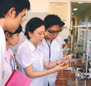 PGS-TS Phạm Khánh Phong Lan (giữa).