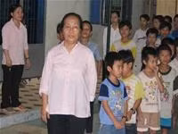 Xơ Nguyễn Thị Toàn (người
đeo kính) cùng các bạn sinh viên
dạy học cho trẻ mồ côi.