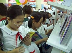 Học sinh tham quan hội sách
giáo khoa ngày 31-8.
