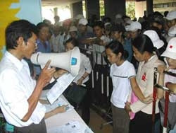 Các thí sinh chờ nhận
giấy báo kết quả.