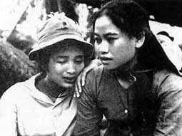 Nghệ sĩ Trà Giang và o Thảo
năm 1970 tại Vĩnh Giang-Vĩnh Linh.
