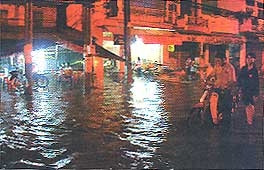 Mưa lớn kéo dài, hơn 100 điểm tại TP Hồ Chí Minh bị ngập lụt sâu