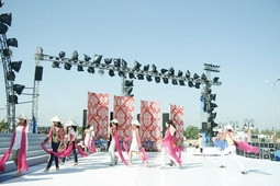 Các thí sinh tập luyện trên sân khấu
trong ánh nắng chói chang.