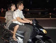 Vợ chồng Brad-Jolie dạo phố
bằng xe máy (ảnh: Reuteus).