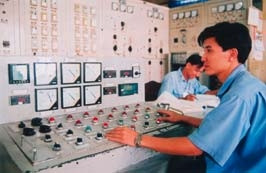 Vận hành hệ thống lò nấu đường
ở Nhà máy đường Vị Thanh (Hậu Giang).