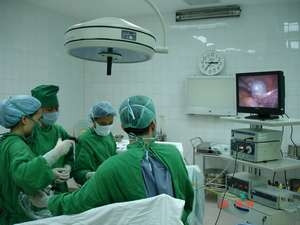 Các bác sĩ BV 354 phẫu thuật nội soi ổ bụng.